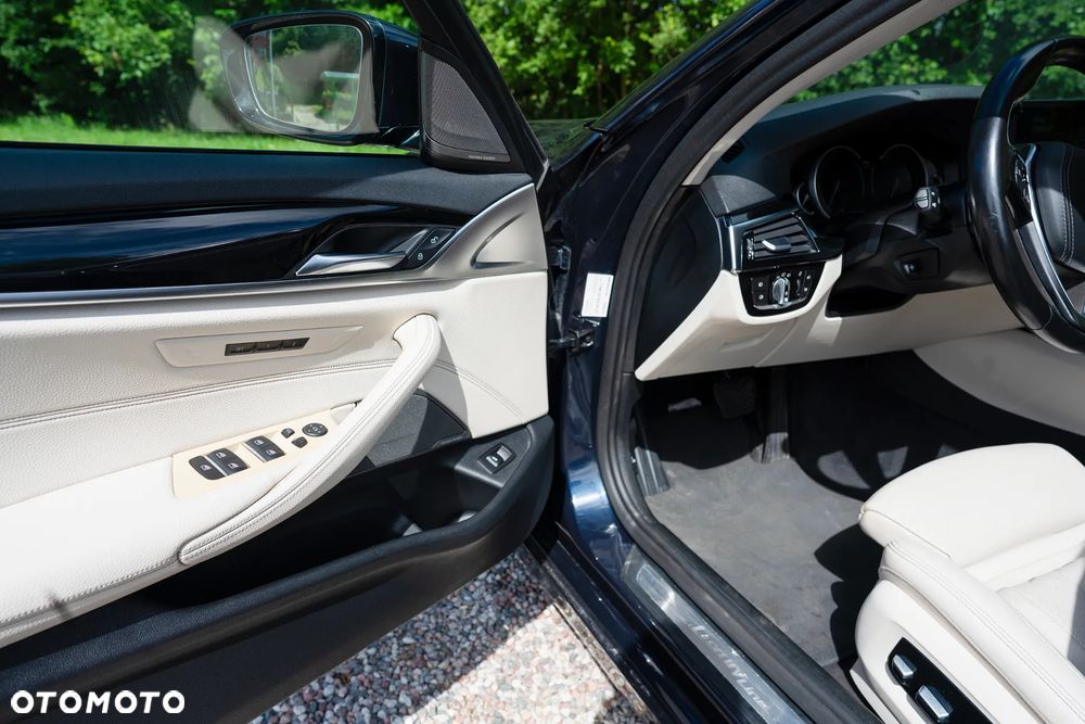 BMW Seria 5 530i xDrive Luxury Line - 9