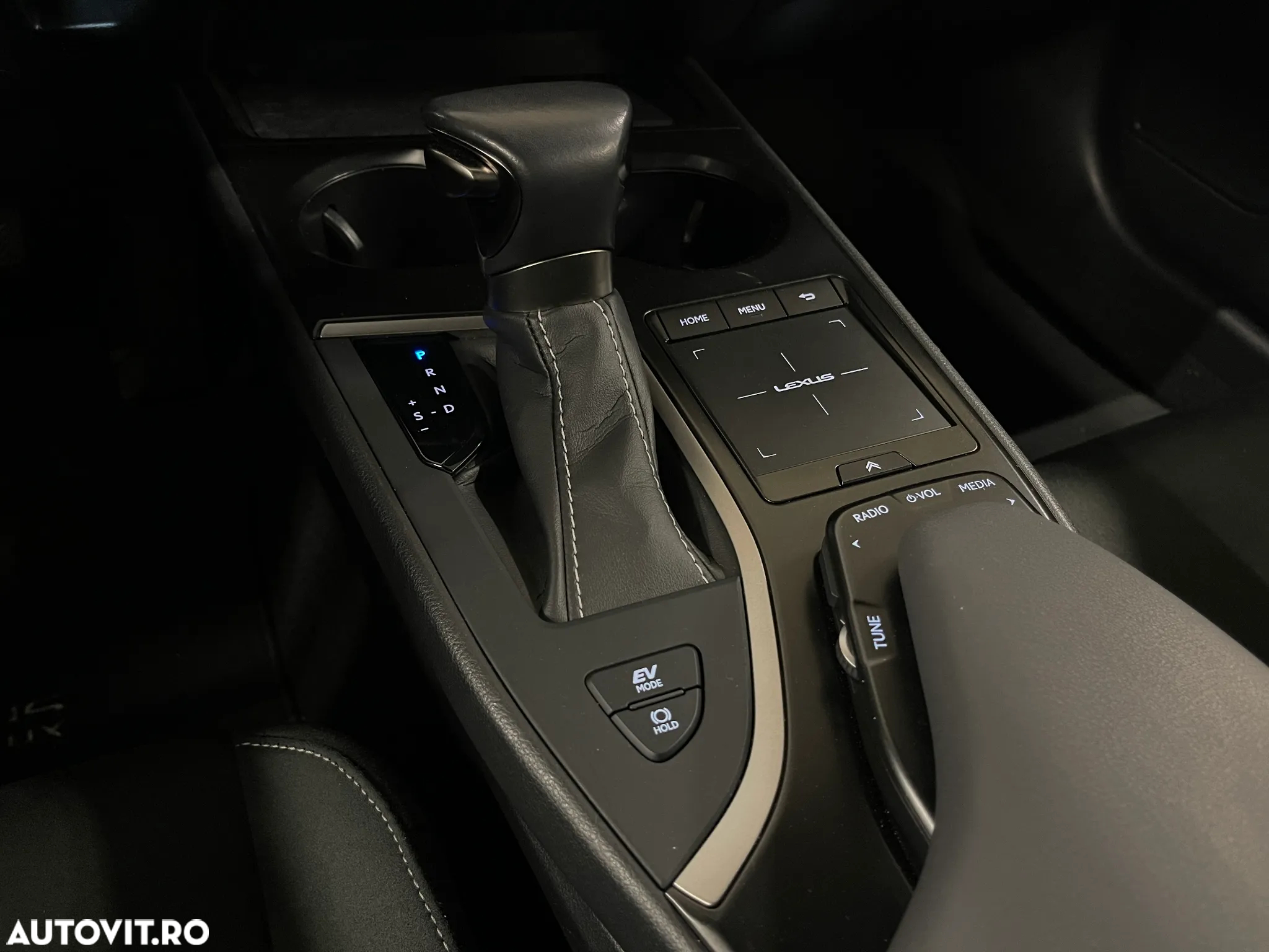Lexus UX 250h 2.0L HEV 20H- (178 HP) 4X2 CVT Business - 20