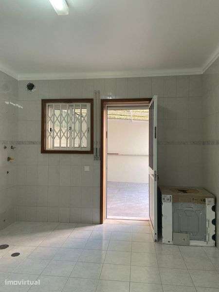 T2+1 renovado com grande pátio – Canelas – Disponível 1 dezembro - Grande imagem: 5/12