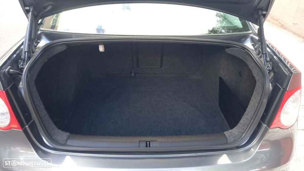 VW Jetta 1.9 TDi Confortline - 6