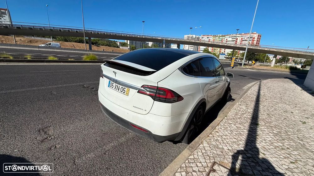 Tesla Model X - 28