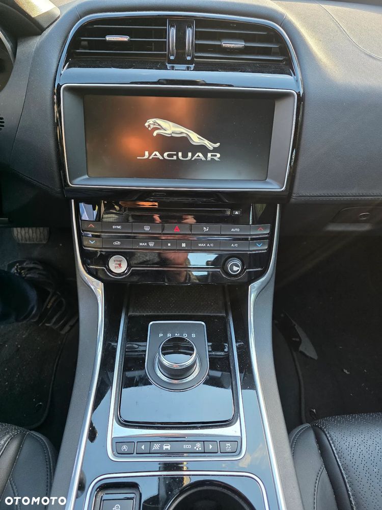 Jaguar XE E-Performance Prestige - 10