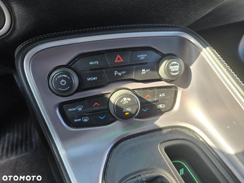 Dodge Challenger - 28