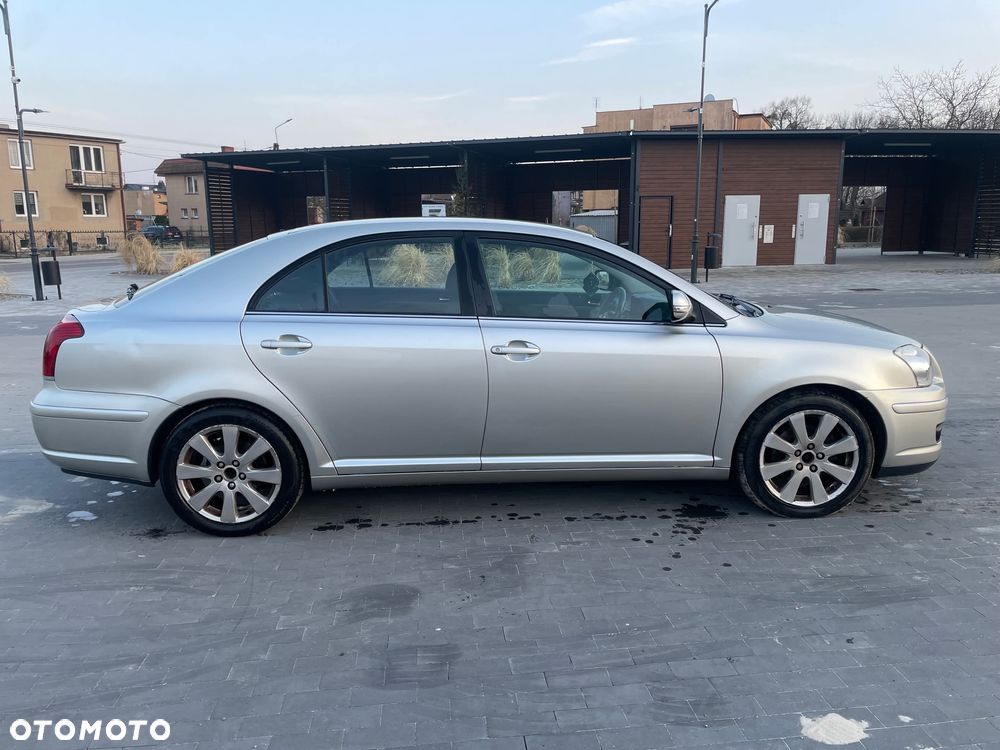 Toyota Avensis 2.2 D-4D Sol - 4
