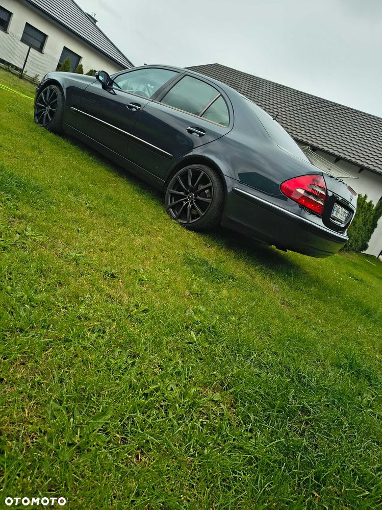 Mercedes-Benz E-Class 2005 photo 4
