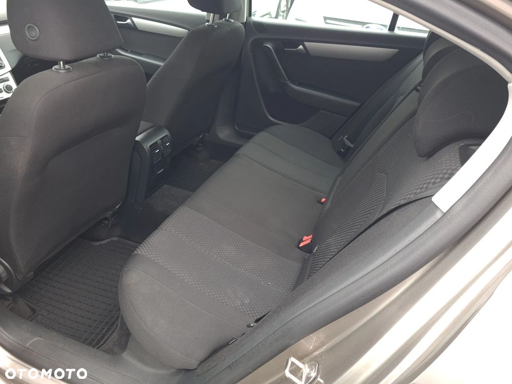 Volkswagen Passat 2.0 TDI Comfortline - 24