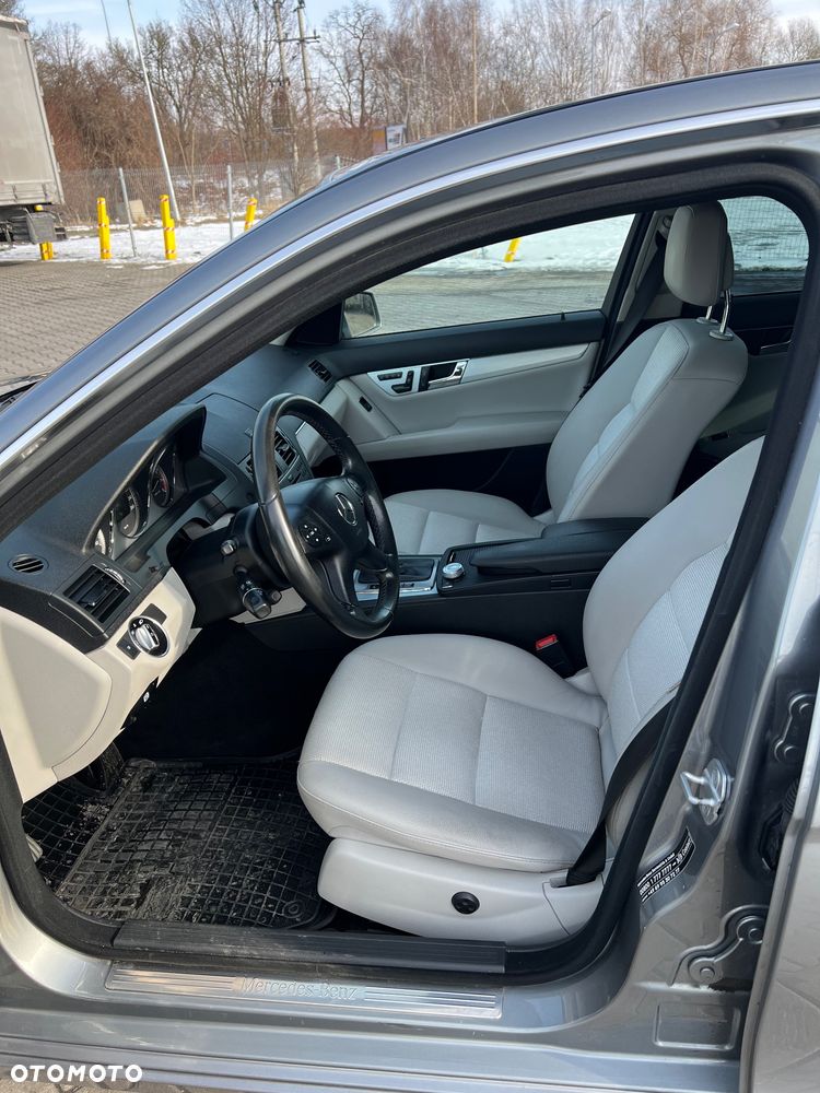 Mercedes-Benz Klasa C 180 CGI Automatik BlueEFFICIENCY Avantgarde - 12