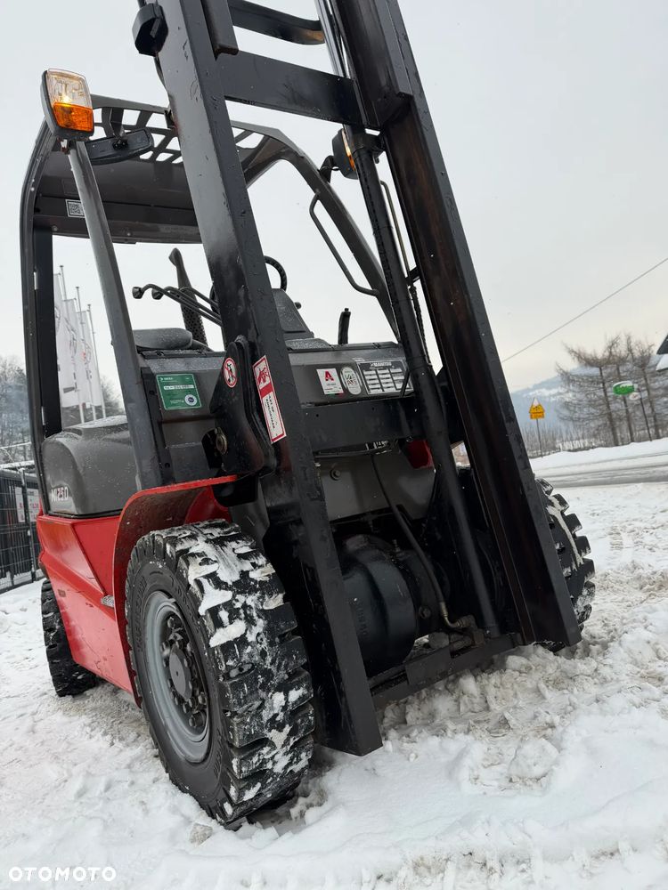 Manitou MI25D Wózek Widłowy 2,5 tony. Posuw Hydrauliczny. Maszt triplex. Wolny skok! Wysokość Podnoszenia 5 metrów. Jak nowy z Salonu. Pochodzi z Norweskiego Gospodarstwa! Aktualne przeglądy DEKRA i serwisy! Opony jak Nowe. Silnik Yanmar. Małe gabarety bardzo zwrotna maszyna! Zero luzów wycieków i zniszczeń. OKAZJA. Pełny ORYGINAŁ! Rok Prod. 2014. Niski przebieg 3300mtg - 34
