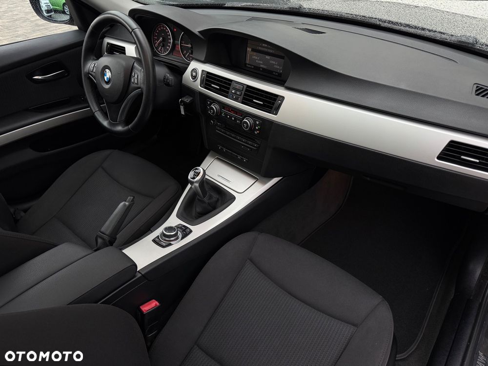 BMW Seria 3 318d Touring - 26