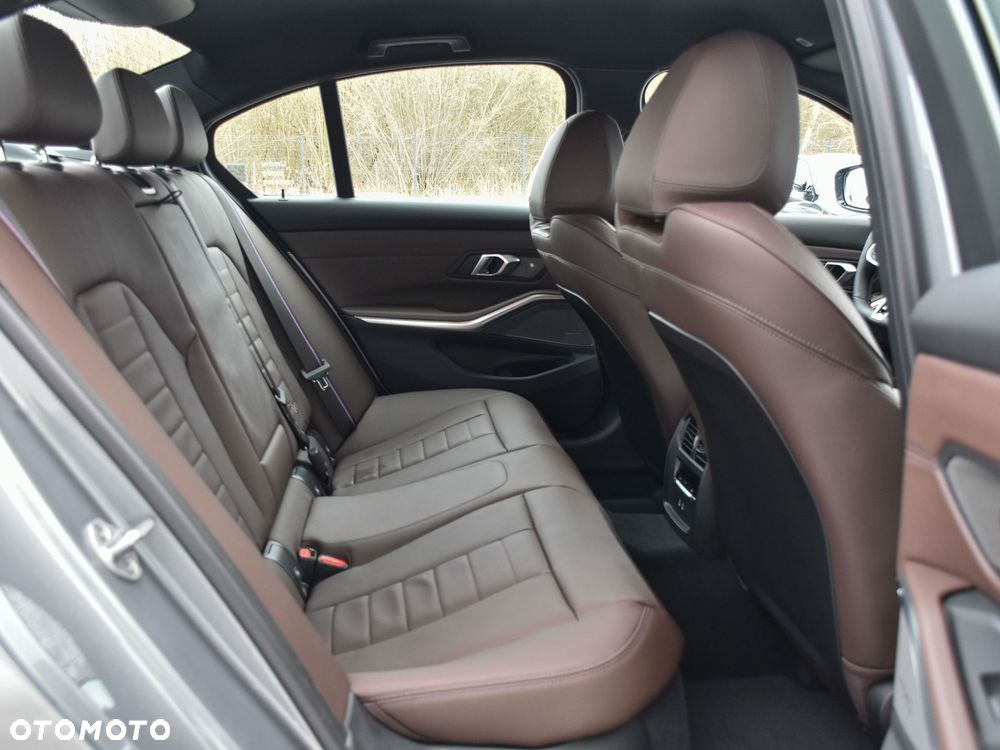 BMW Seria 3 330i M Sport - 18