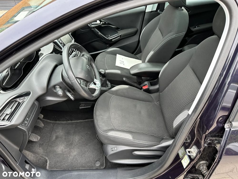 Peugeot 208 - 19