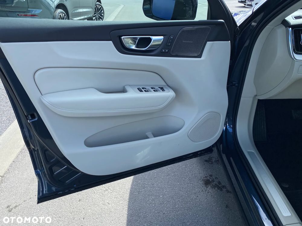 Volvo XC 60 B5 B AWD Plus Dark - 11