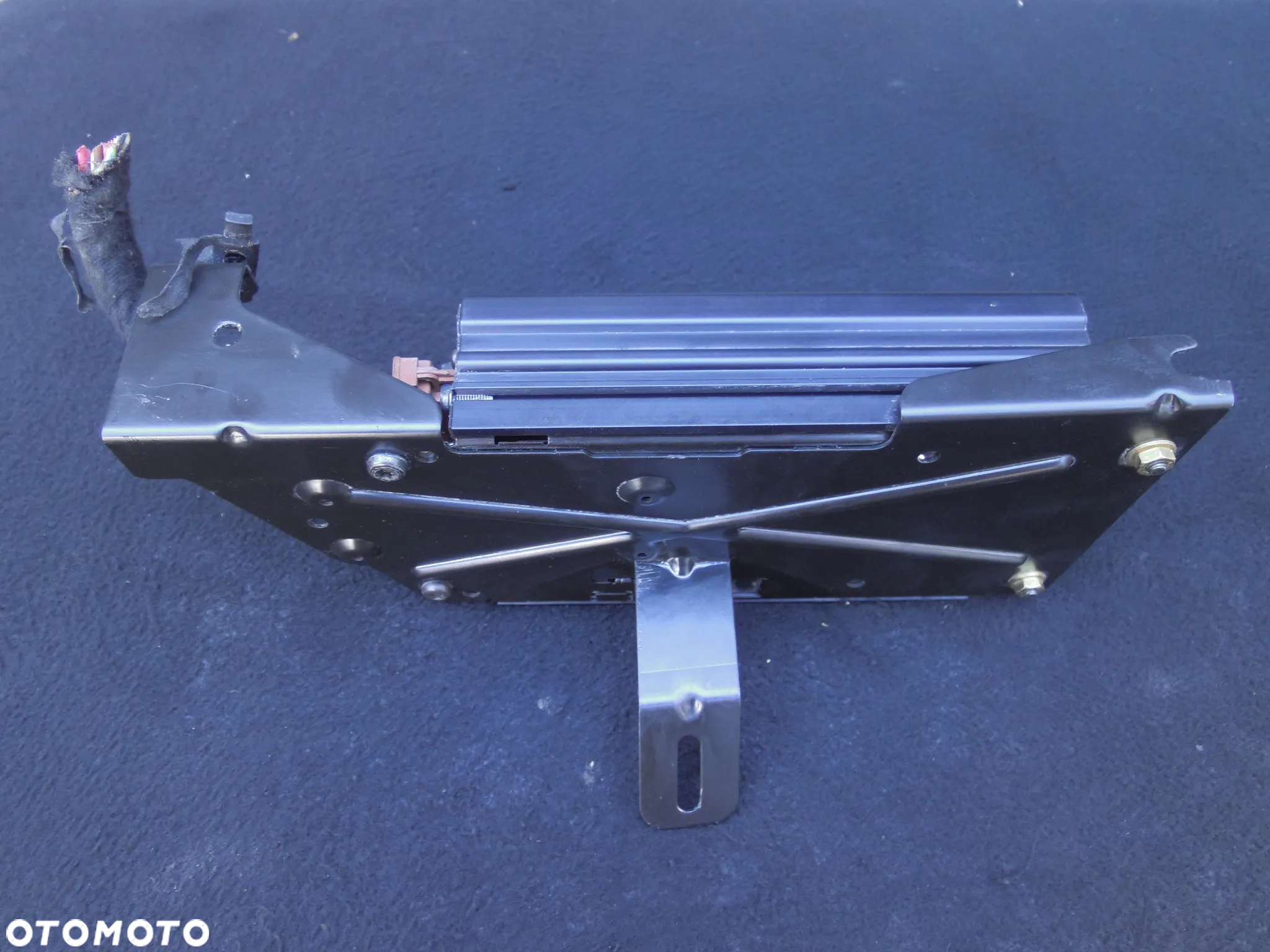 AUDI A4 B6 WZMACNIACZ BOSE 8E5035223A + UCHWYT MOCOWANIE WTYCZKA INSTALACJA - 3