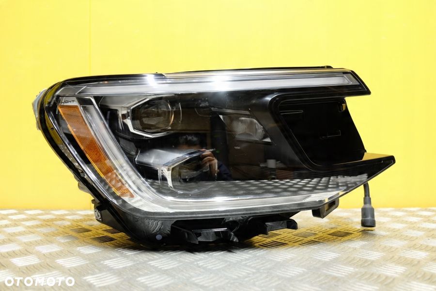 VW ATLAS CROSS SPORT 2024 2025- REFLEKTOR LAMPA FULL LED TOP R (82.D) USA - 1