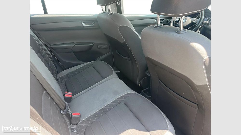 Skoda Fabia 1.0 TSI Ambition DSG — fotografia 17