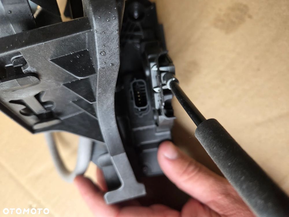 Zamek drzwi lewy tył tylny Ford Focus IV Mk-4 2594002 JX7B-A264A27-AAH zamek drzwi tylnych lewy Ford Focus Mk4 - 6