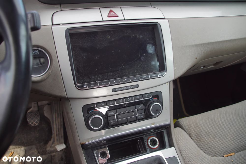 Auto na części - Volkswagen Passat B6 Lift 1.6 TDI 105 KM CAYC MDM LC8Z 2010R Silnik Skrzynia Drzwi Maska Błotnik Zderzak Lampa Lusterko Klamka Szyba Deska Kokpit Sterownik Moduł Czujnik Licznik Wyświetlacz Panel Kierownica - 11