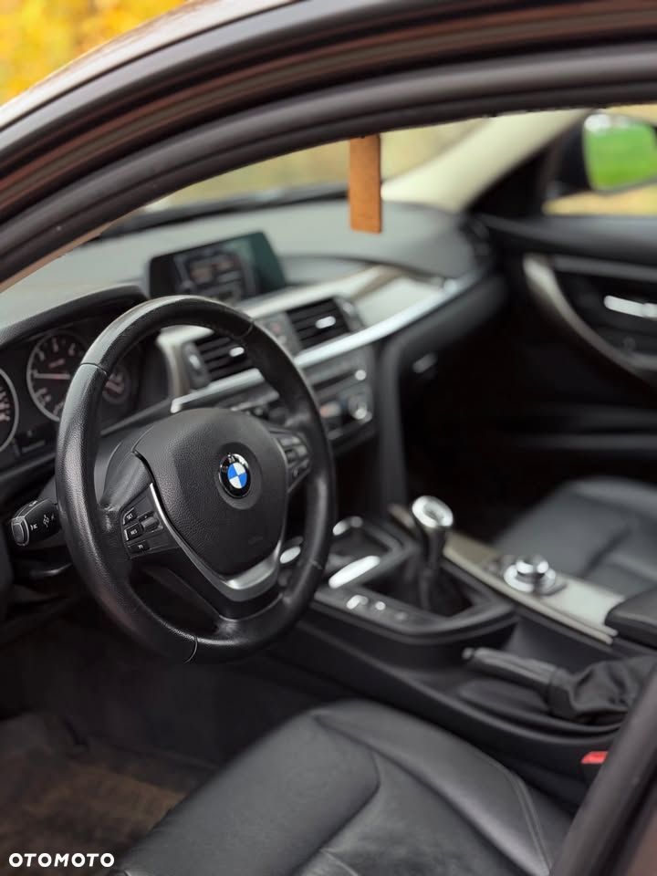 BMW Seria 3 320d xDrive - 10