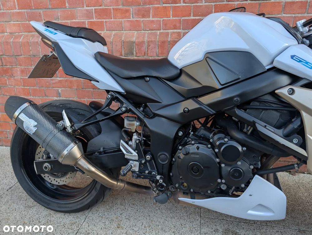 Suzuki GSR - 6