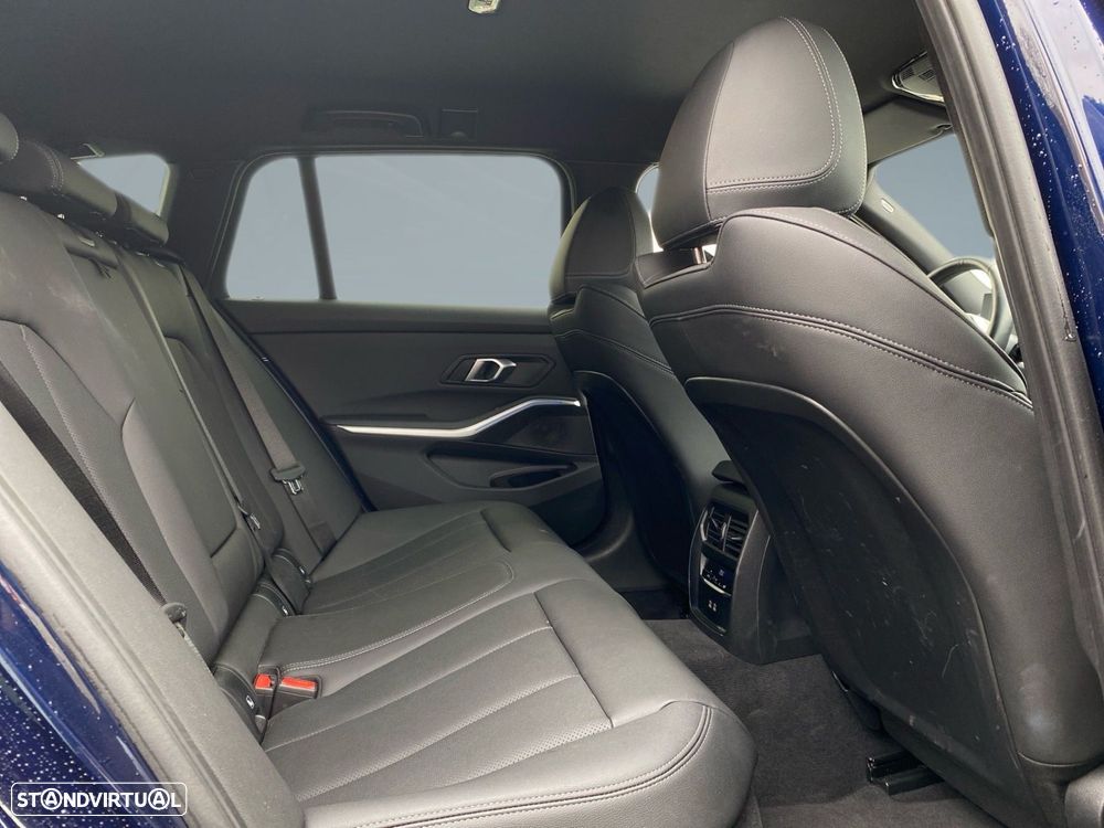 BMW 320 d Pack Desportivo M Auto — fotografia 17
