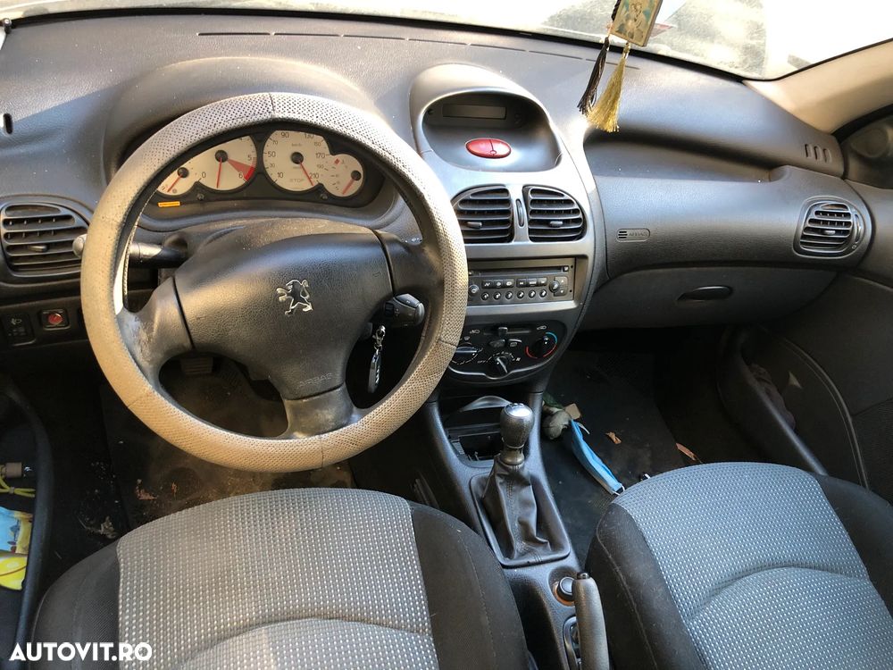 Dezmembrez Peugeot 206 benzina 2005 gri - 7