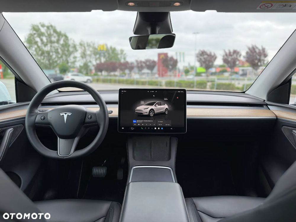 Tesla Model Y - 8
