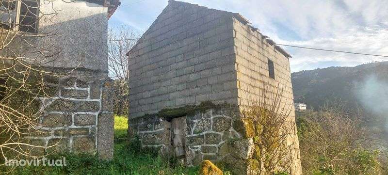 Moradia com terreno e anexos junto ao Centro de Saúde de Resende - Grande imagem: 5/12