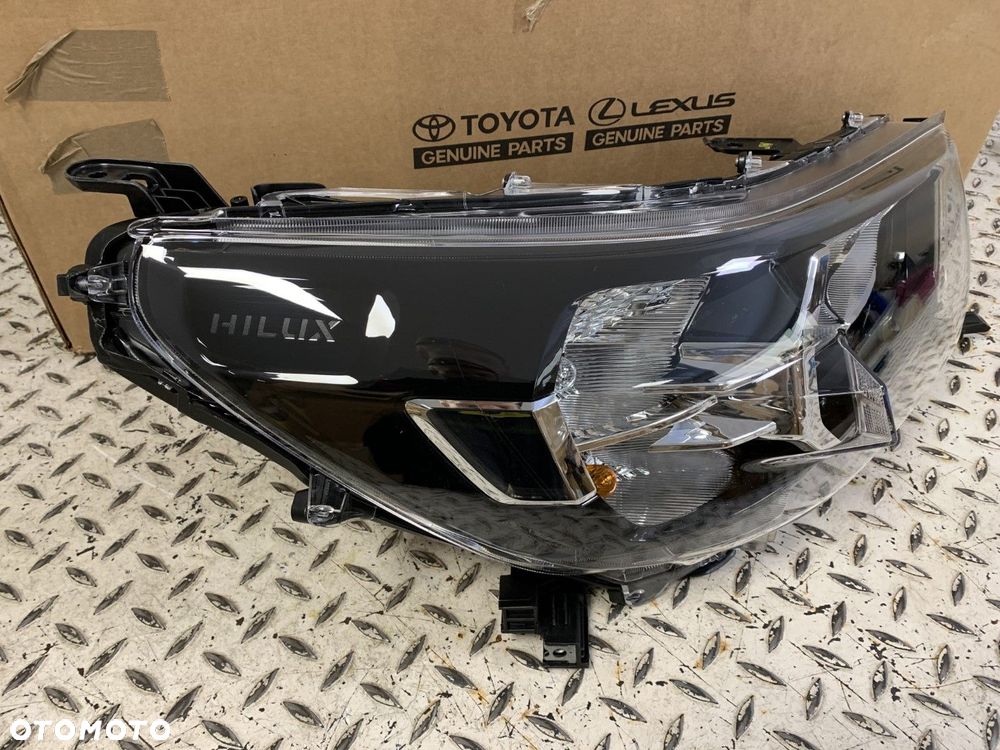 NOWA ORYGINALNA LAMPA PRAWA TOYOTA HILUX VIII LIFT 21- 81110-0KK60 - 4
