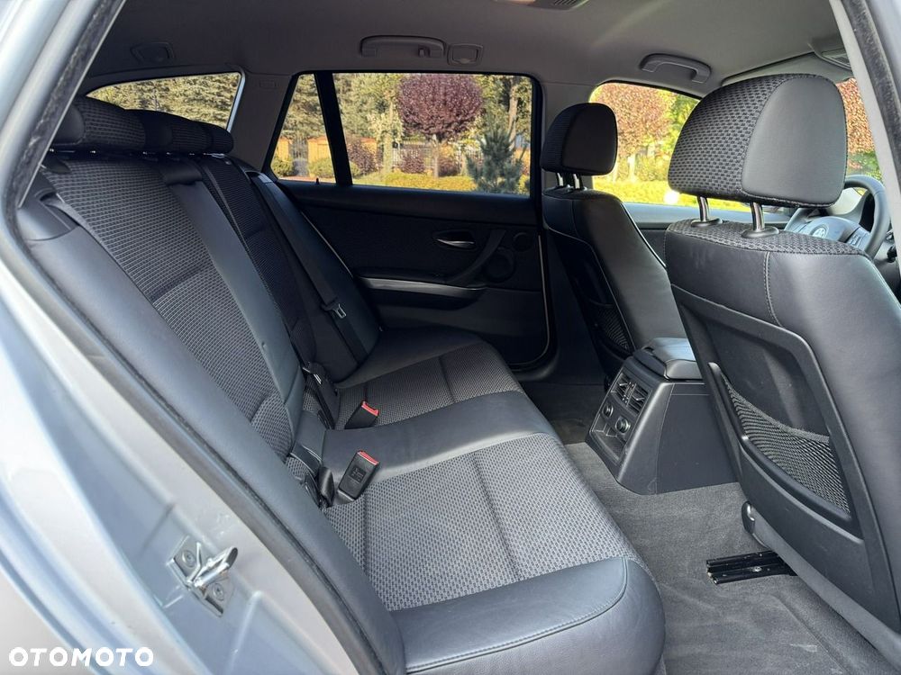 BMW Seria 3 320d xDrive - 27