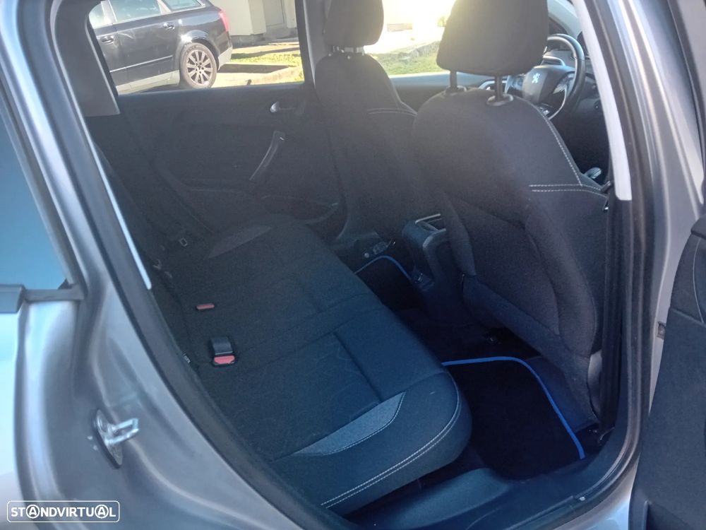 Peugeot 2008 1.6 BlueHDi Style - 23