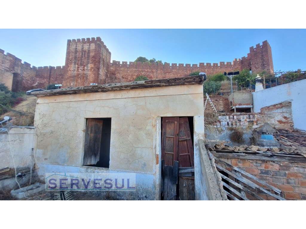 Casa antiga por recuperar, localizada junto do castelo de Silves. - Grande imagem: 2/20