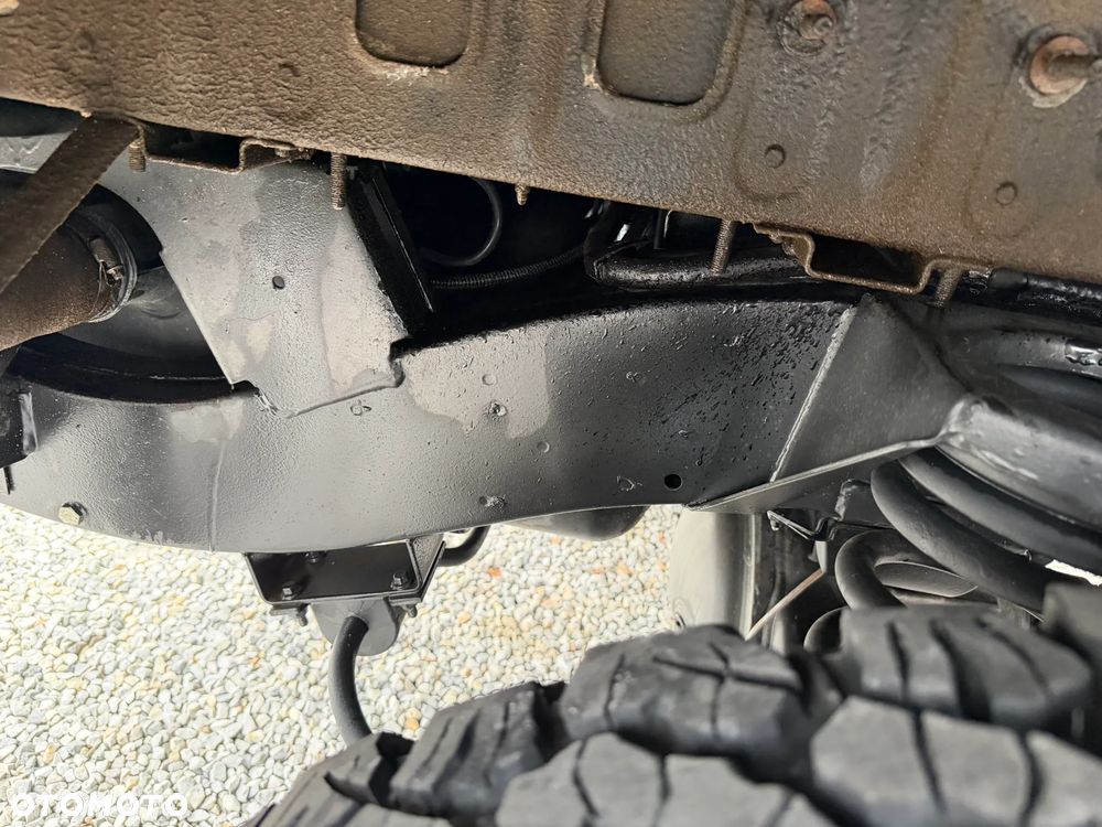 Land Rover Defender 2.4 TD4 S - 11