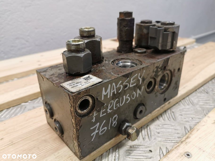 Blok zaworowy osi przedniej Massey Ferguson 7618 {Husco 735.26.602. 01} - 5