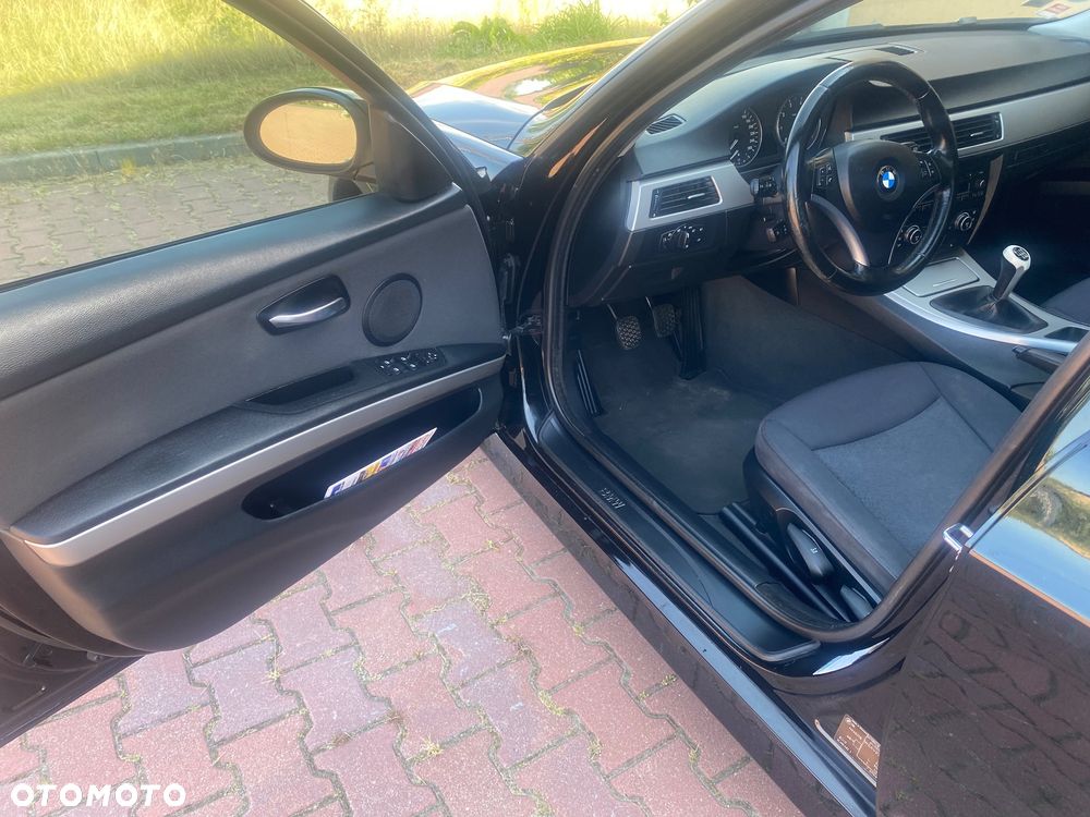 BMW Seria 3 318i Touring - 13