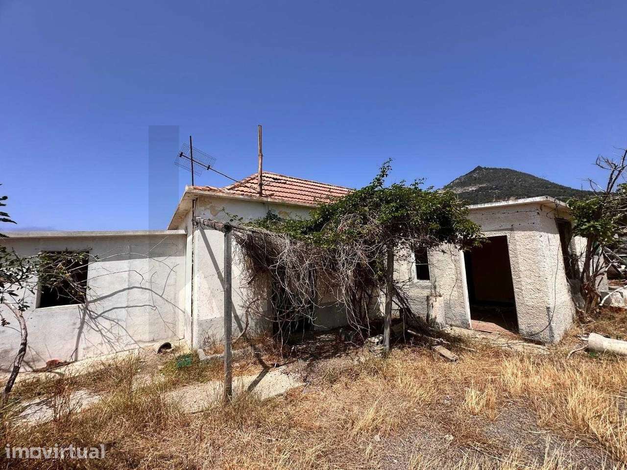CASA EM RUÍNA COM MUITO POTENCIAL INSERIDA  NUM TERRENO 14.920m2 EM PO - Grande imagem: 3/35