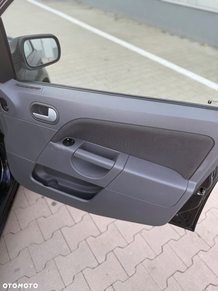 Ford Fiesta 1.4 Ghia - 16