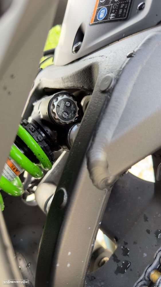 Kawasaki Ninja ZX10R - 16