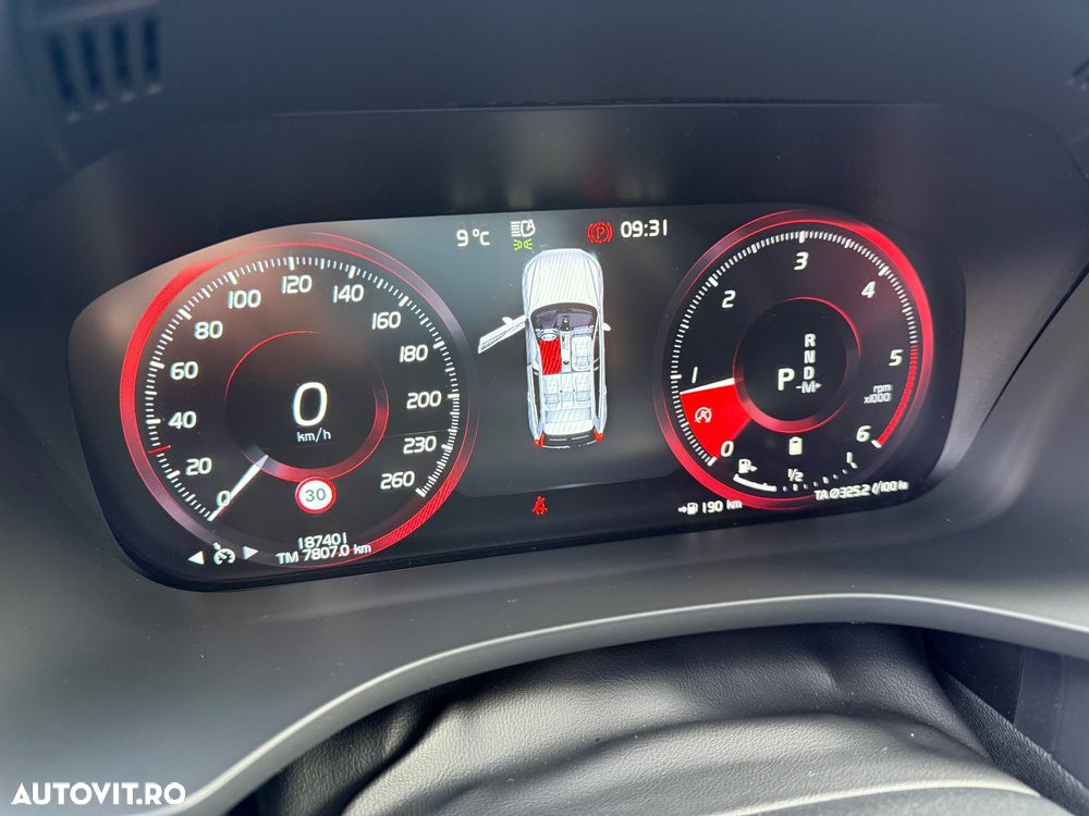 Volvo XC 60 B4 MHEV AWD Momentum Pro - 24