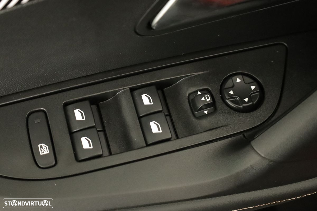 Peugeot 2008 1.2 PureTech Allure - 21