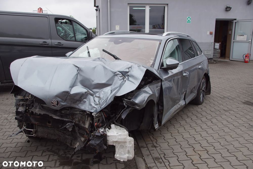 Auto na części - Skoda Superb III 4x4 2.0 TDI 190 KM DFHA SWP LF7M 2018R Silnik Skrzynia Drzwi Błotnik Zderzak Klapa Lampa Lusterko Klamka Szyba Deska Kokpit Sterownik Moduł Czujnik Licznik Wyświetlacz Panel Kierownica - 1