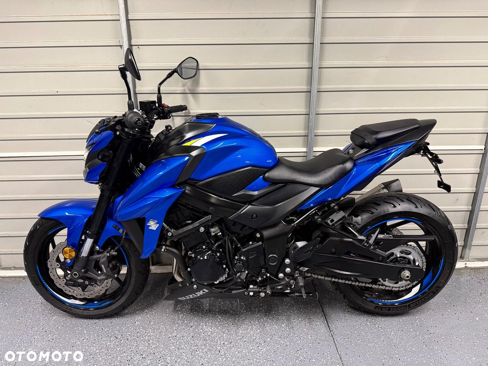 Suzuki GSX - 13