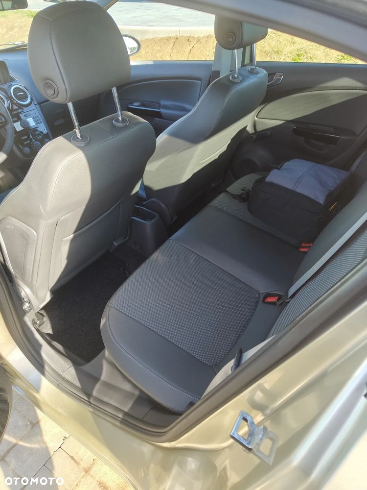Opel Corsa 1.4 16V Cosmo - 9