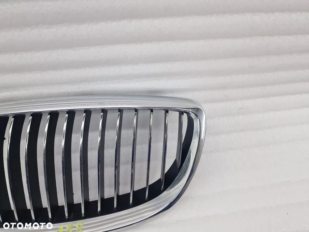 BMW E90 / E91 / E92 05- LEWA NERKA / ATRAPA / GRILL PRZEDNI PRZÓD Z CHROMOWANYMI PIONOWYMI PASECZKAMI ( ŻEBERKAMI ) , NR 1648030407 / 224059-10 / 224059 , NR AUKCJI GL188 - 3