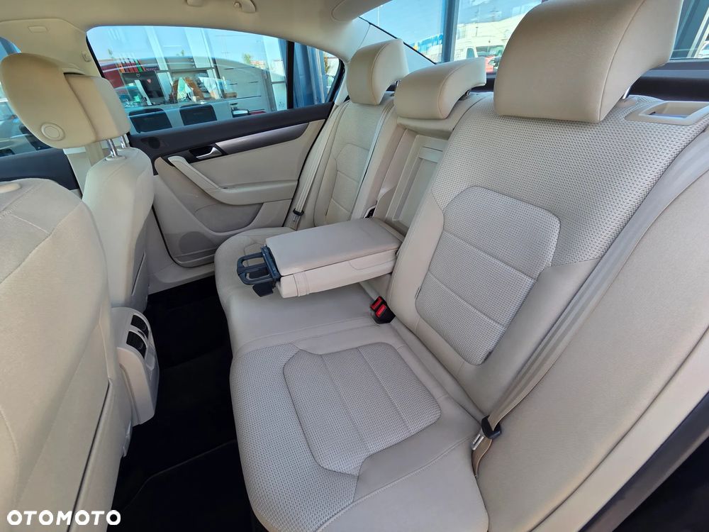 Volkswagen Passat 2.0 TDI 4Motion BlueMotion Technol Business Edition - 17