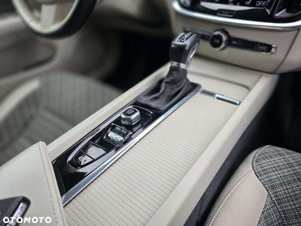 Volvo V60 D4 Geartronic Momentum Pro - 25