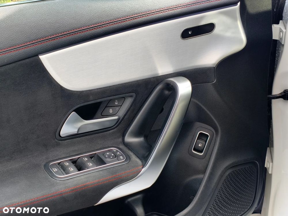 Mercedes-Benz CLA 250 E AMG Line 8G-DCT - 14