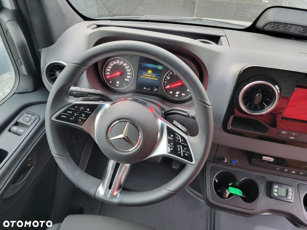 Mercedes-Benz Sprinter - 13