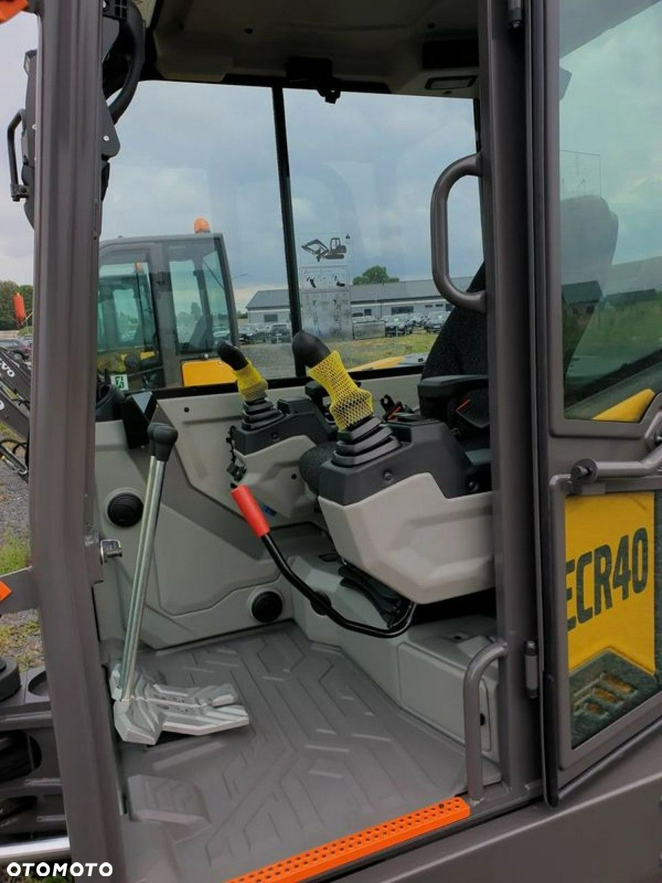 Volvo ECR40F KLIMATYZACJA NOWA DOSTĘPNA OD RĘKI, SZYBKOZŁĄCZE, DŁUGIE RAMIĘ, OBRÓT W OBRYSIE, ŁYŻKI: 300, 600, 1200MM SKARPOWA HYDRAULICZNA STEROWANA Z JOYSTICKA - 7