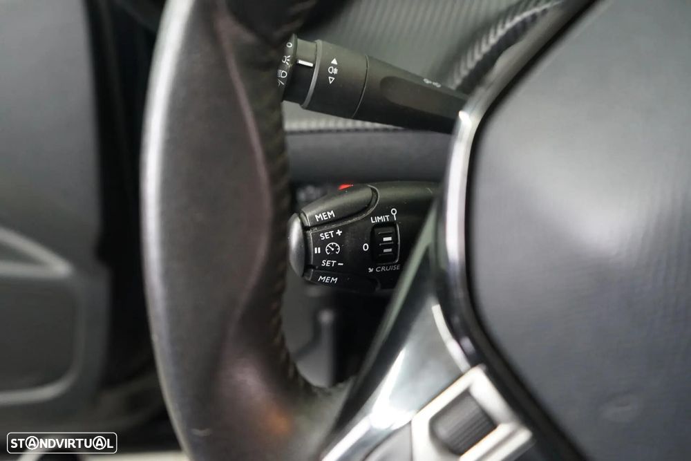 Peugeot 2008 1.2 PureTech Allure - 24