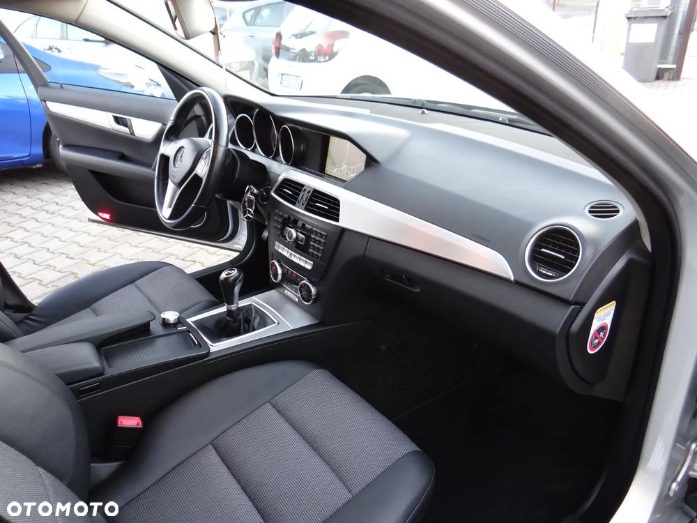 Mercedes-Benz Klasa C 180 CGI BlueEff Avantgarde - 30
